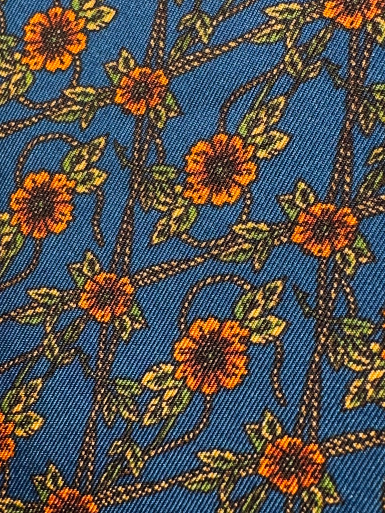 Blå med Orange blomster og grønne grene