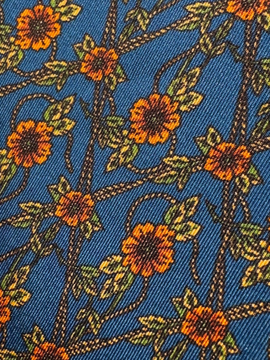 Blå med Orange blomster og grønne grene