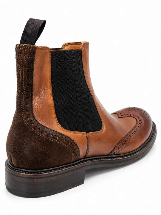 Cognacbrune Chelsea boots med wingtip-brogue og mørkebrune sildeben elastikpaneler