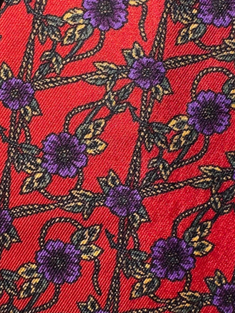 Rød med Lilla blomster og grønne grene