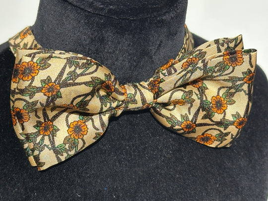 Beige med orange blomster og grønne grene