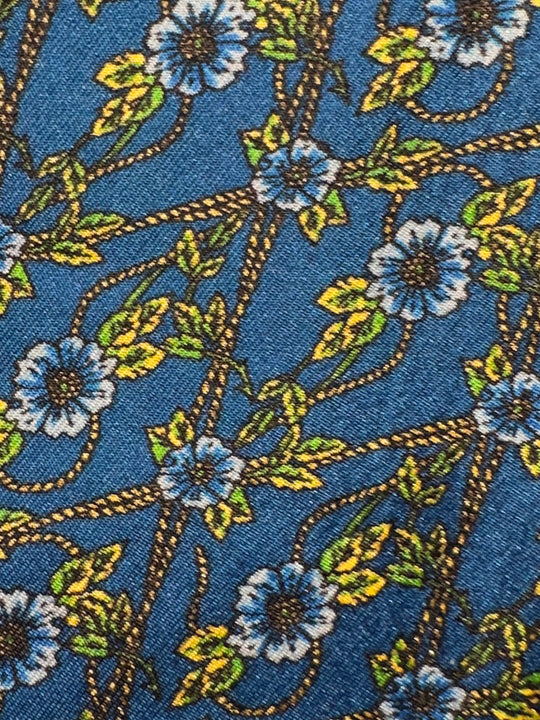Blå med Lyseblå blomster og grønne grene