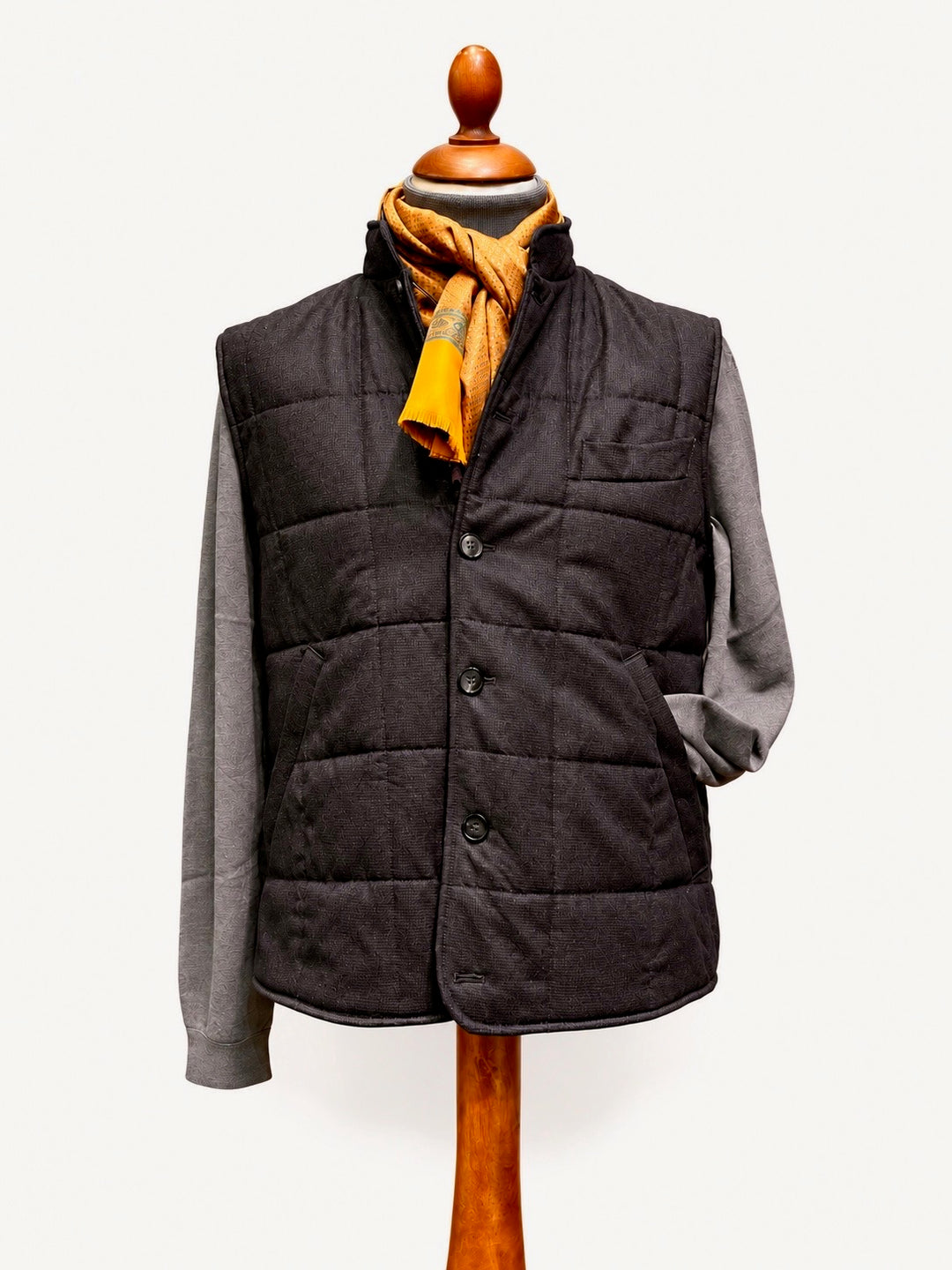 Brun kviltet outdoorvest i uld med småt houndstooth-mønster – by David K