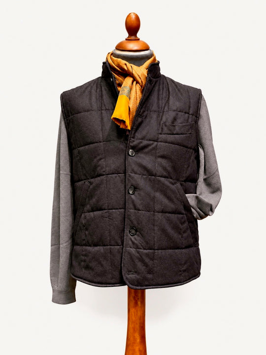 Brun kviltet outdoorvest i uld med småt houndstooth-mønster – by David K