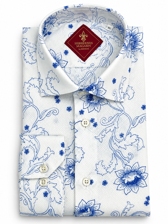 Hvid skjorte med navy porcelænsblomst print og cutaway krave - by davidk