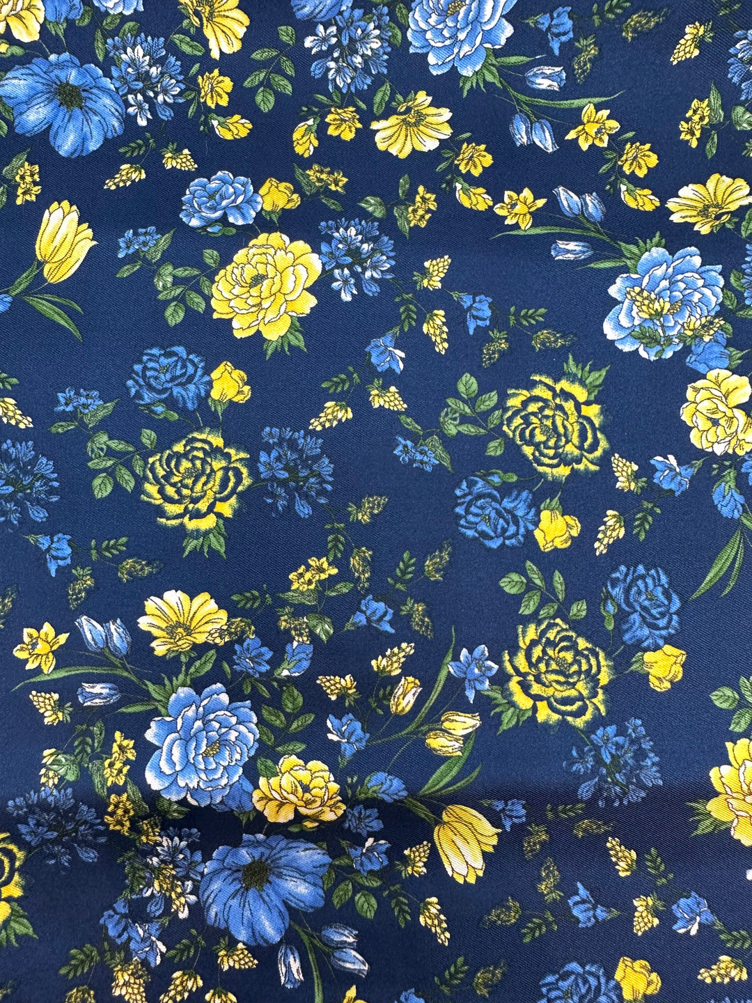 Navy lommeklud med blå og gule blomster