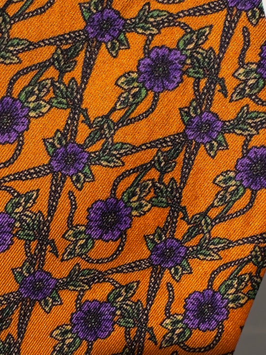 Orange med Lilla blomster og grønne grene