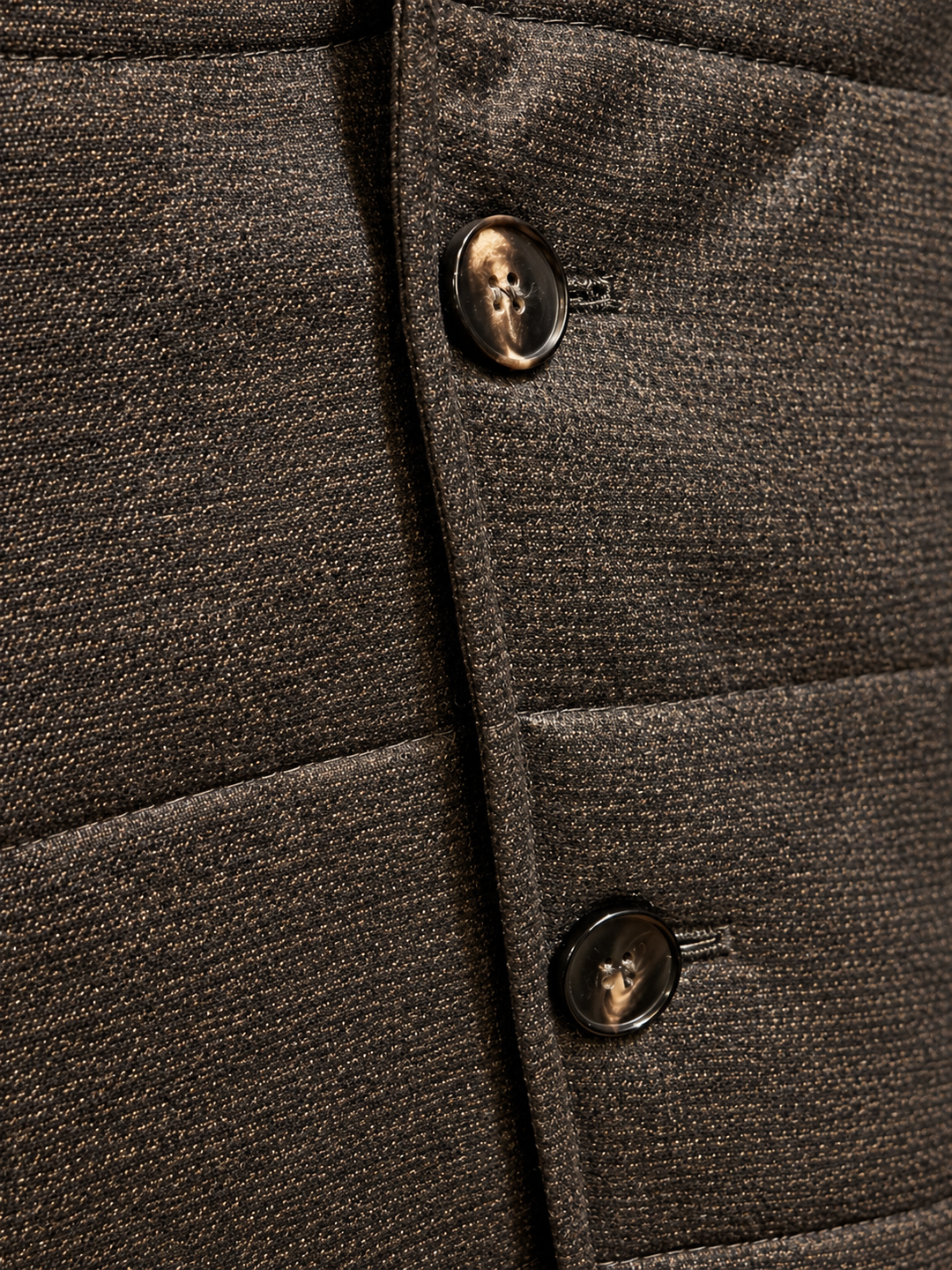 Brun kviltet outdoorvest i uld med småt houndstooth-mønster – by David K