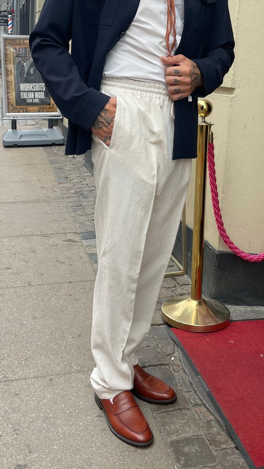 Light linen trousers with drawstring closure
