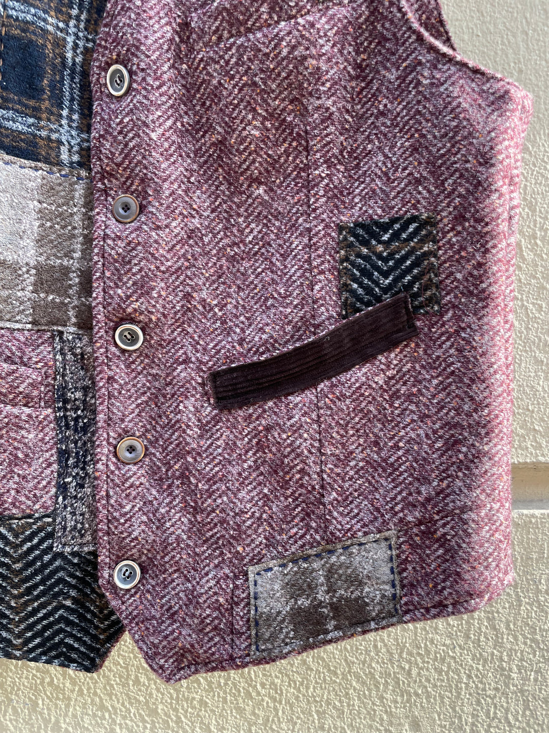 Bordeaux vest med sildeben og patchwork