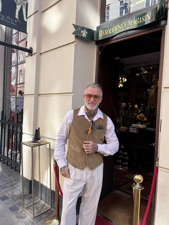 BOB cognac fløjlsvest med håndsyede broderier – set på