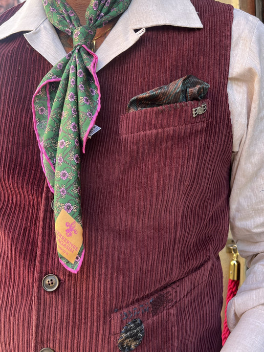 Detalje af BOB bordeaux fløjlsvest med tørklæde og brystlomme