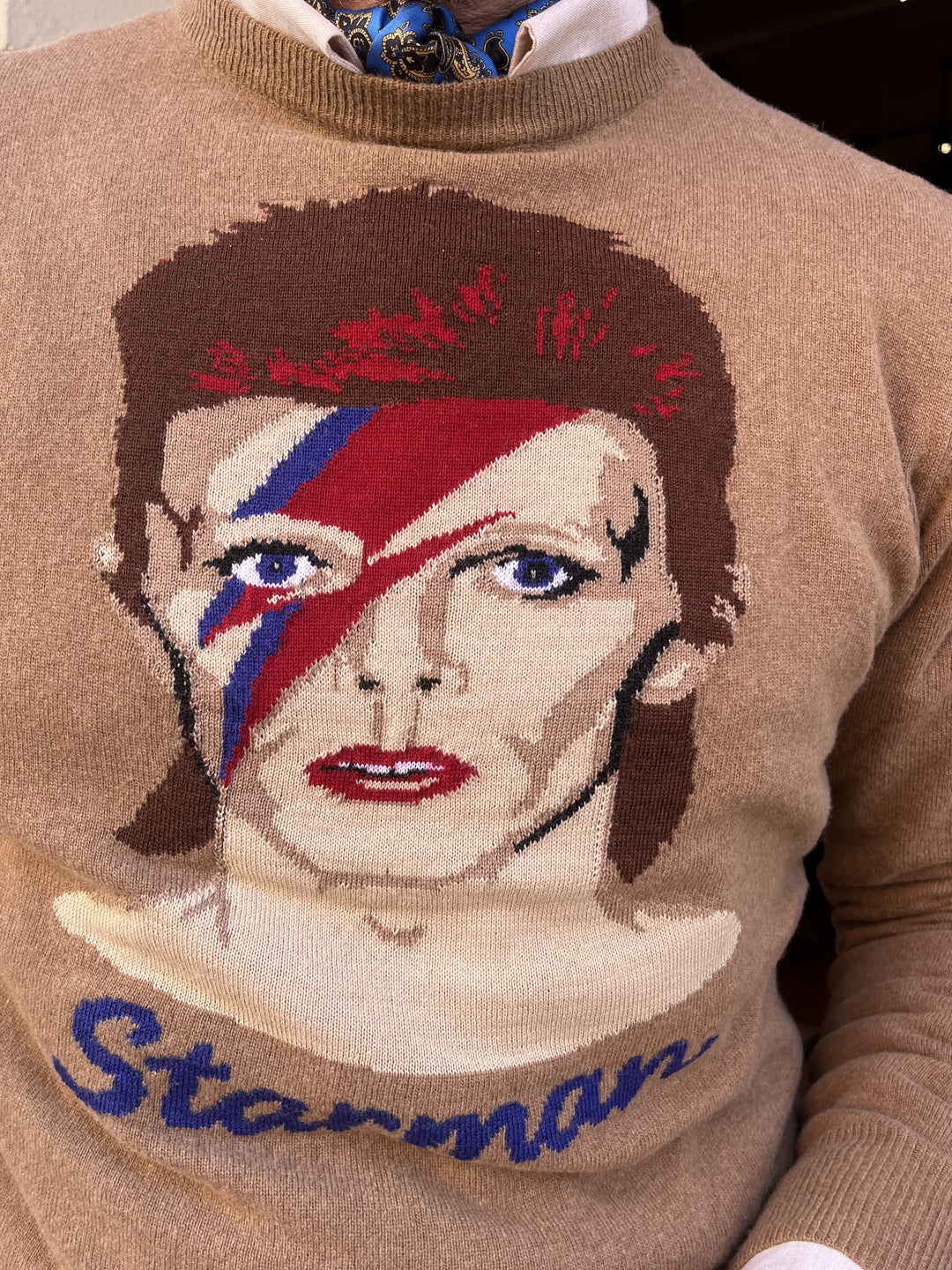 Detalje af David Bowie-motiv på BOB mørk camel striktrøje