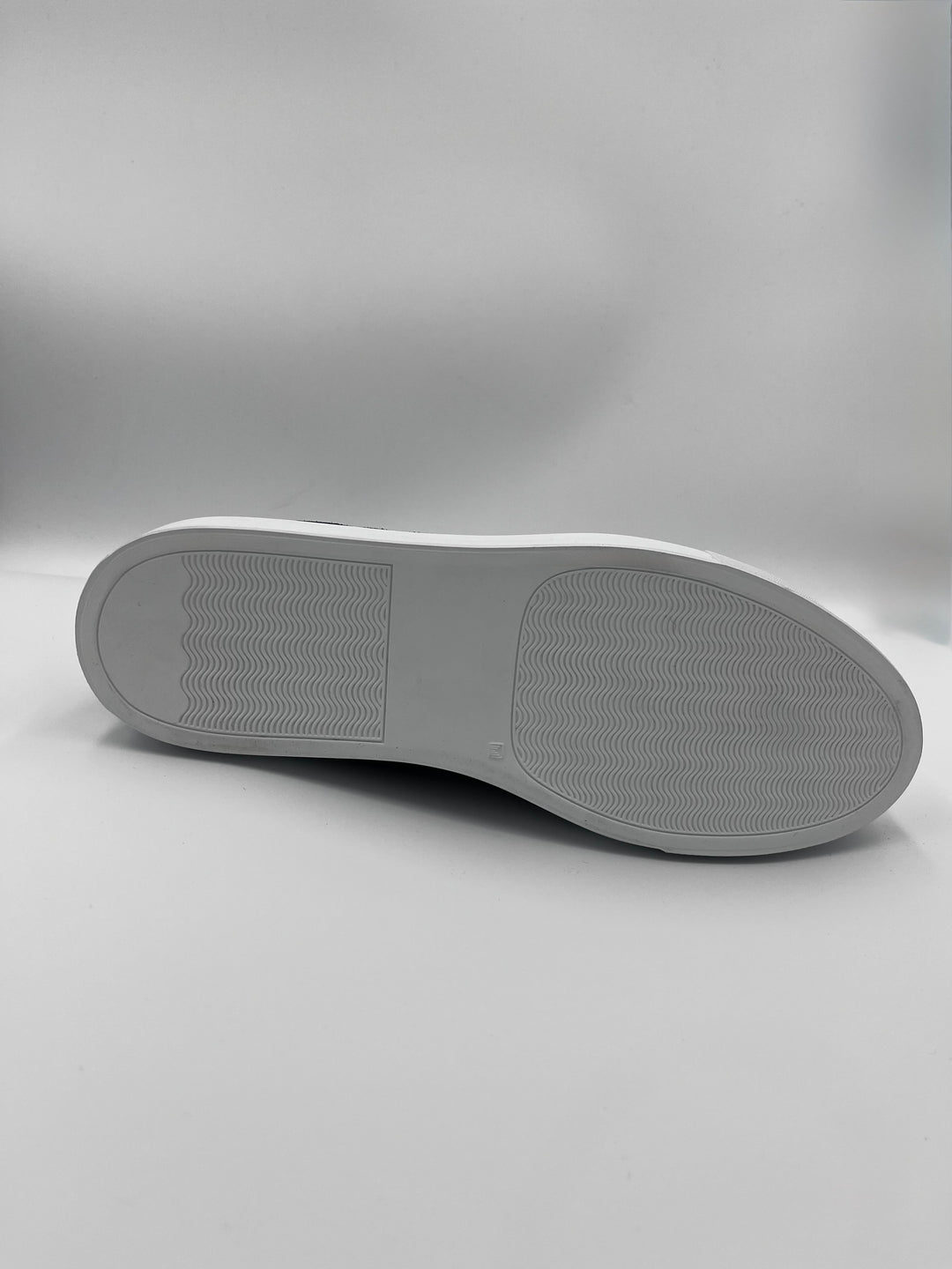 Sort ruskinds sneaker med lak snude - By David K