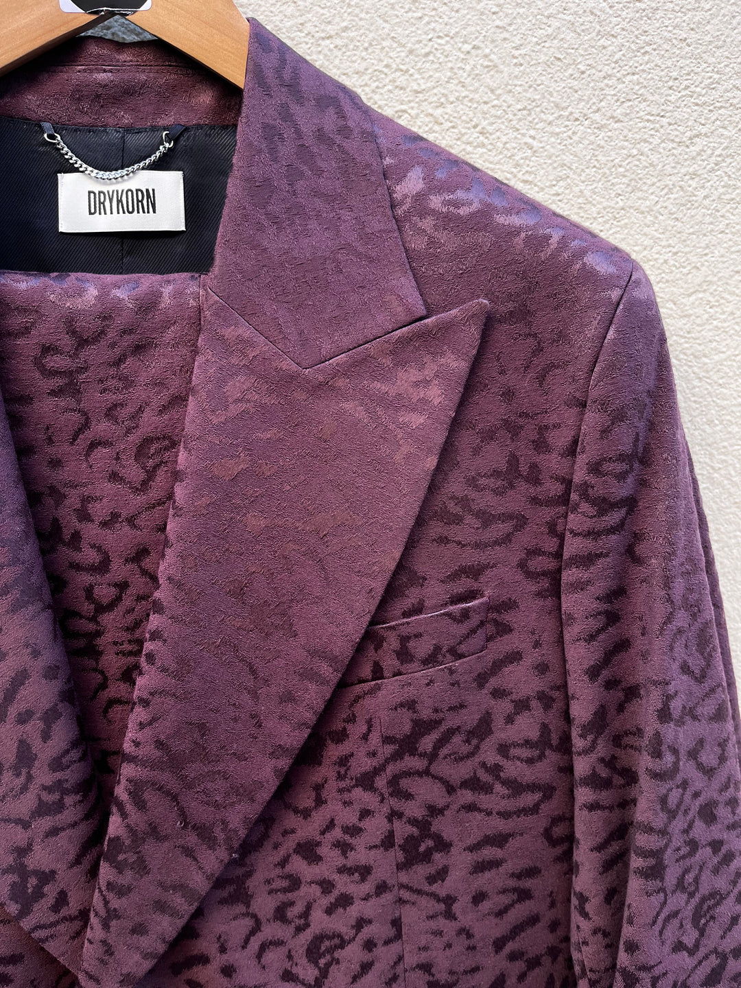 Bordeaux herrejakkesæt i leopard jacquard
