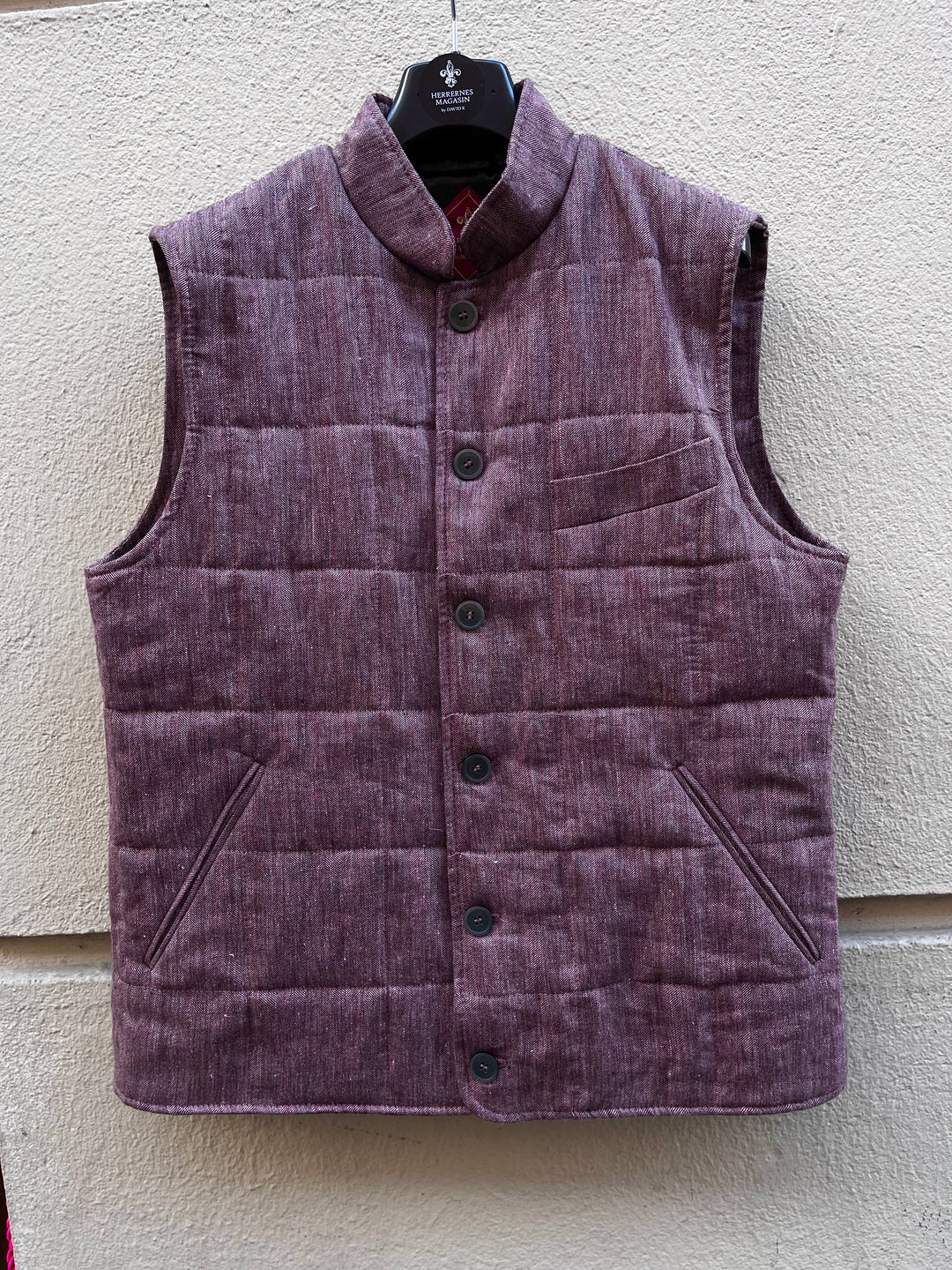 Kviltet outdoorvest, meleret bordeaux i sildebensmønster – by David K