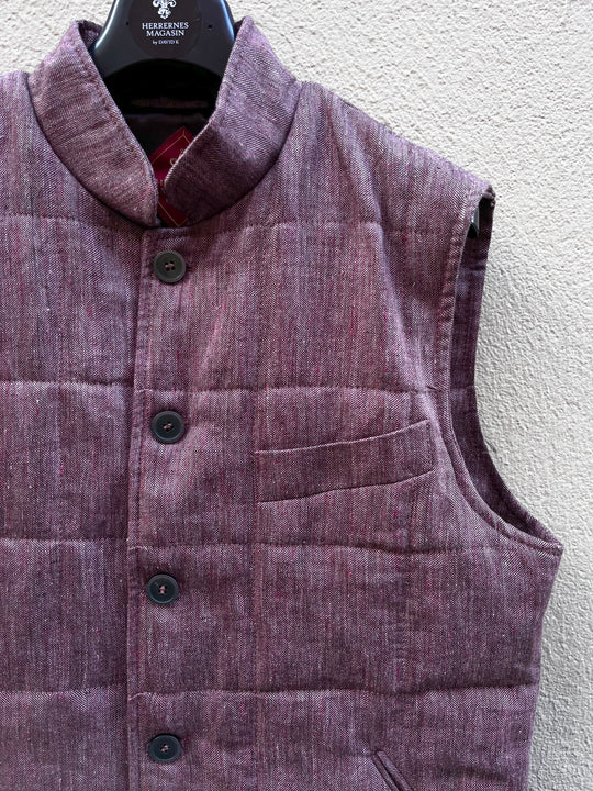Kviltet outdoorvest, meleret bordeaux i sildebensmønster – by David K