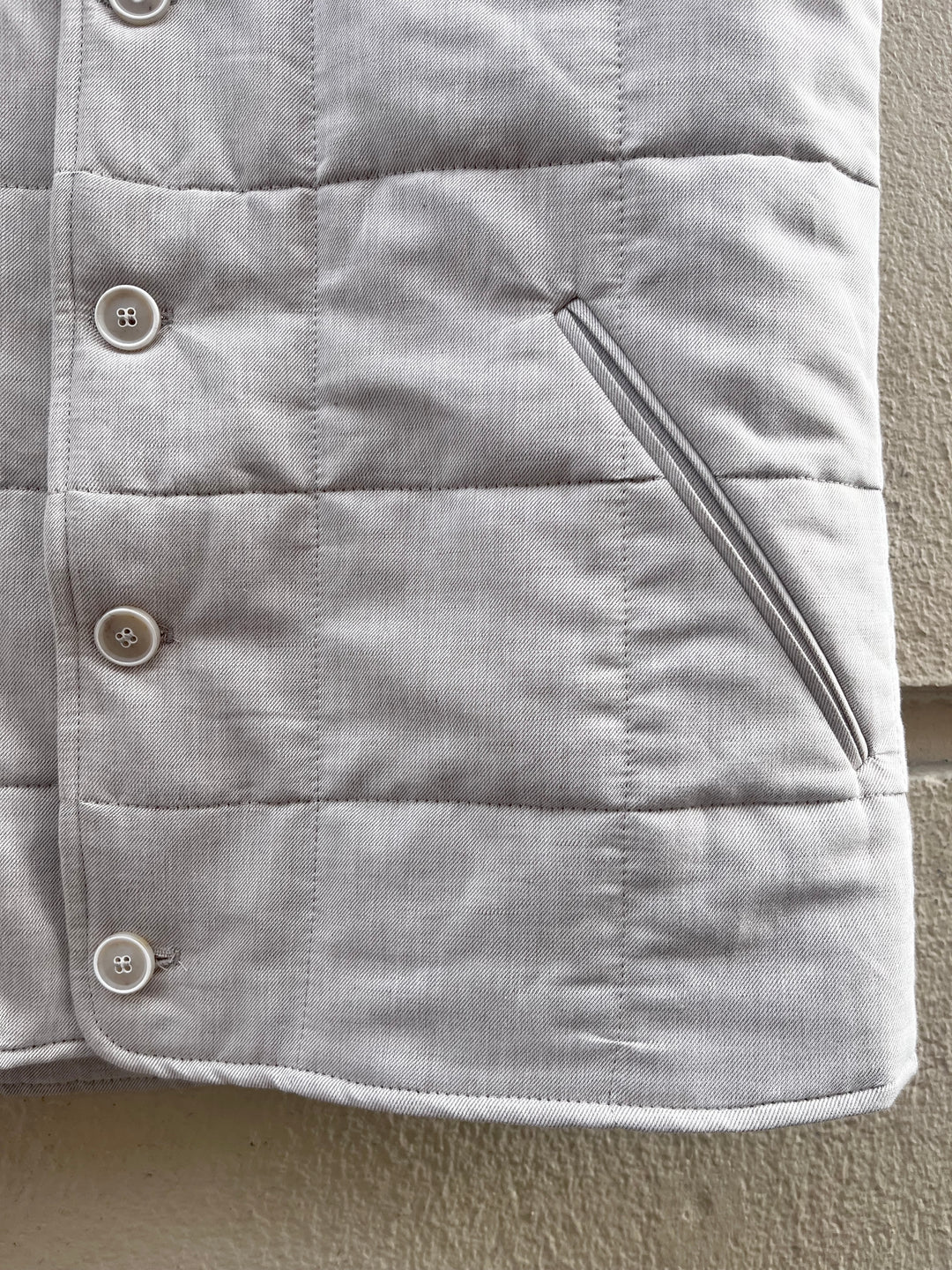 Kviltet outdoorvest, creme vævet hør/uld – by David K