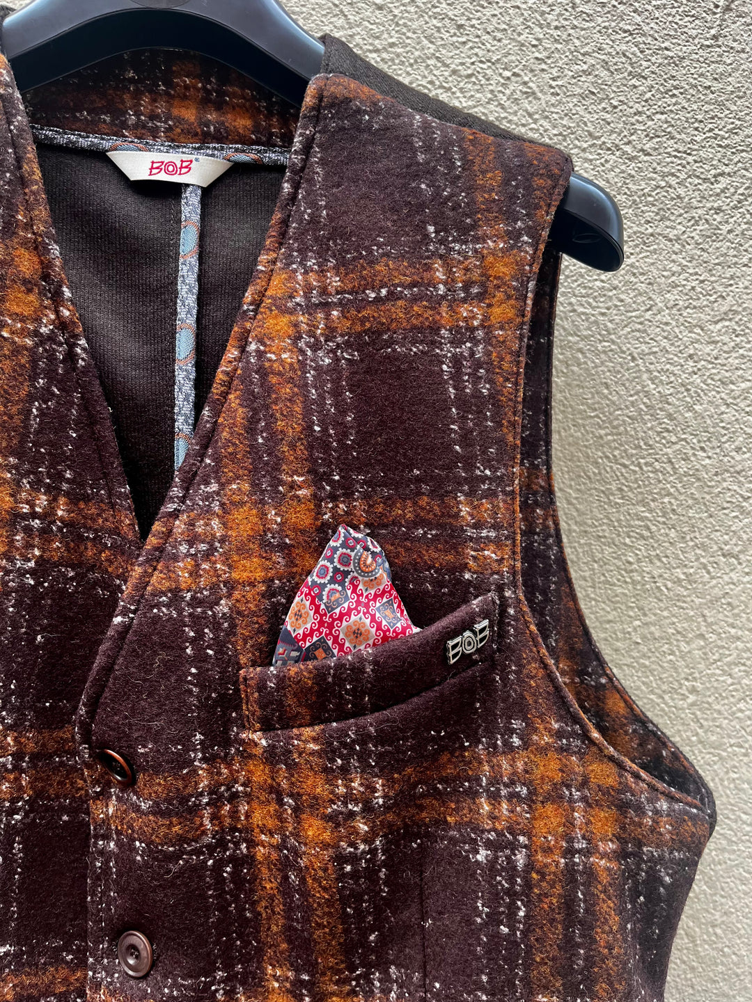 Brun vest i uld- og silkeflannel med orange tern