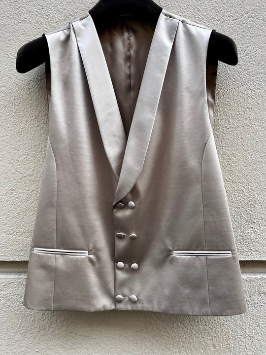 Champagnefarvet dobbeltradet satin vest - sjalskrave