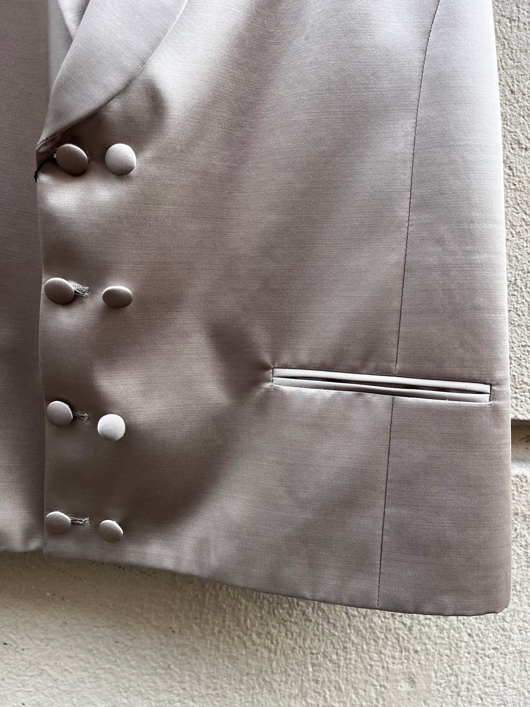 Champagnefarvet dobbeltradet satin vest - sjalskrave