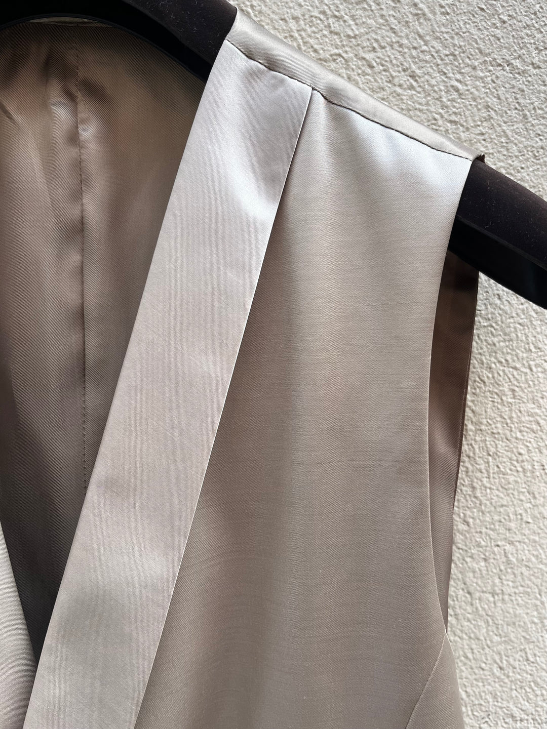 Champagnefarvet dobbeltradet satin vest - sjalskrave