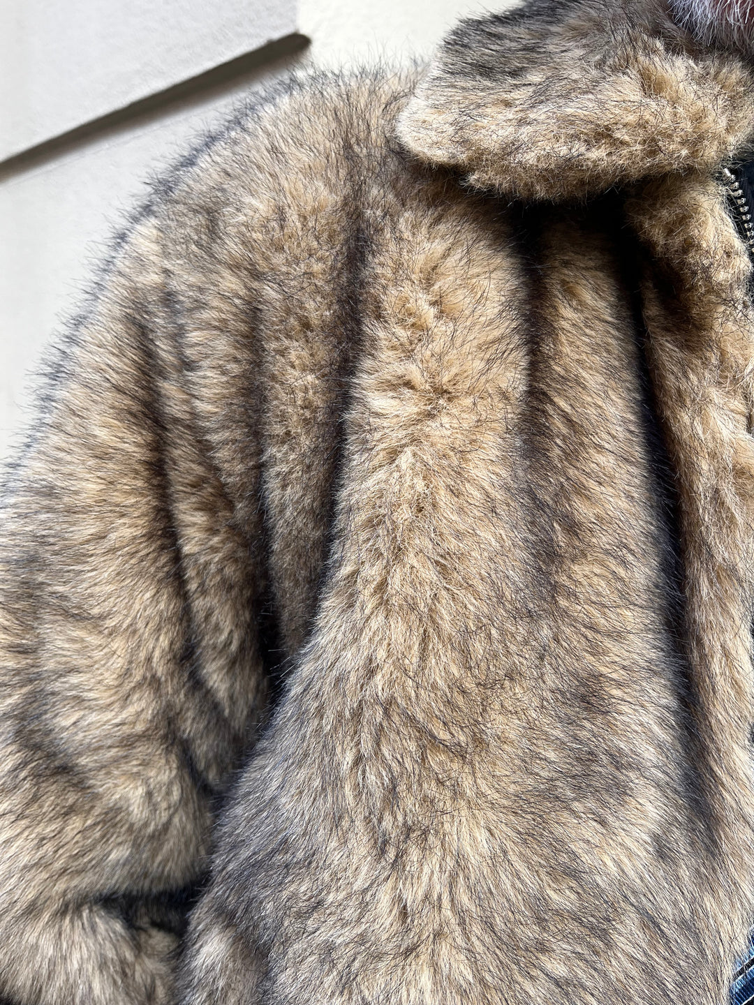 Faux fur jakke med lynlås og krave