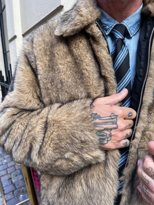 Faux fur jakke med lynlås og krave