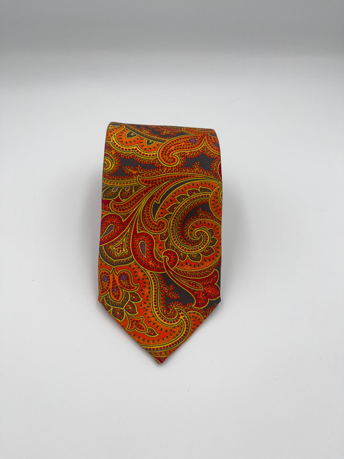 Orange silkeslips med paisley i gult og rødt, by David K