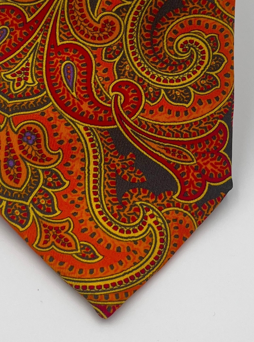 Orange silkeslips med paisley i gult og rødt, by David K