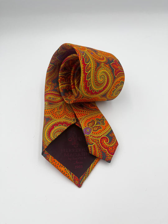 Orange silkeslips med paisley i gult og rødt, kontrastspidsen bagpå, by David K