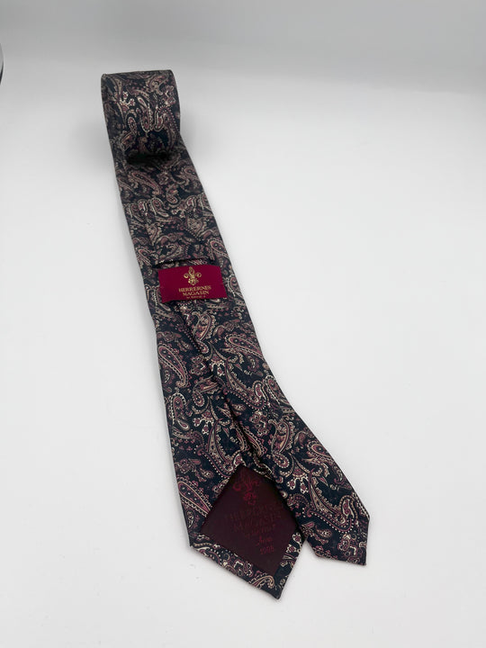 Sort silkeslips med brun og beige paisley, lagt i en løs knude