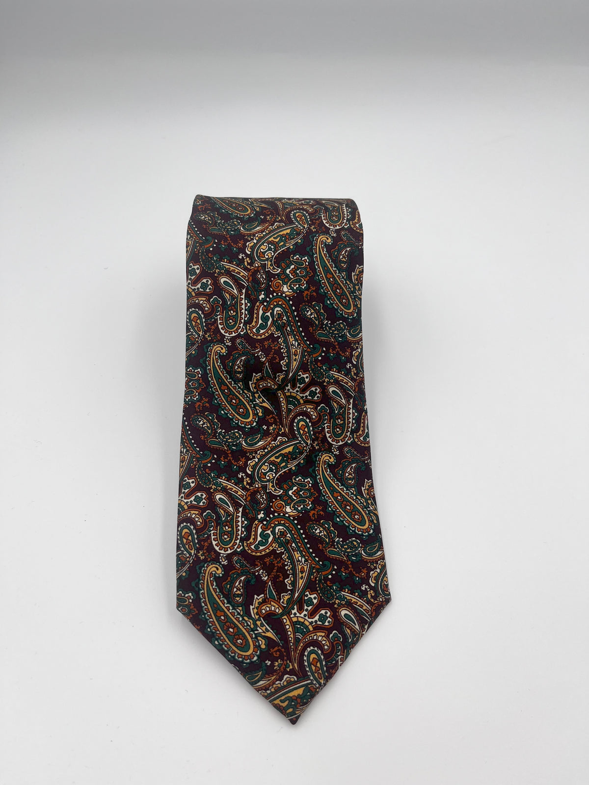 Brunt silkeslips med grøn og beige paisley, by David K