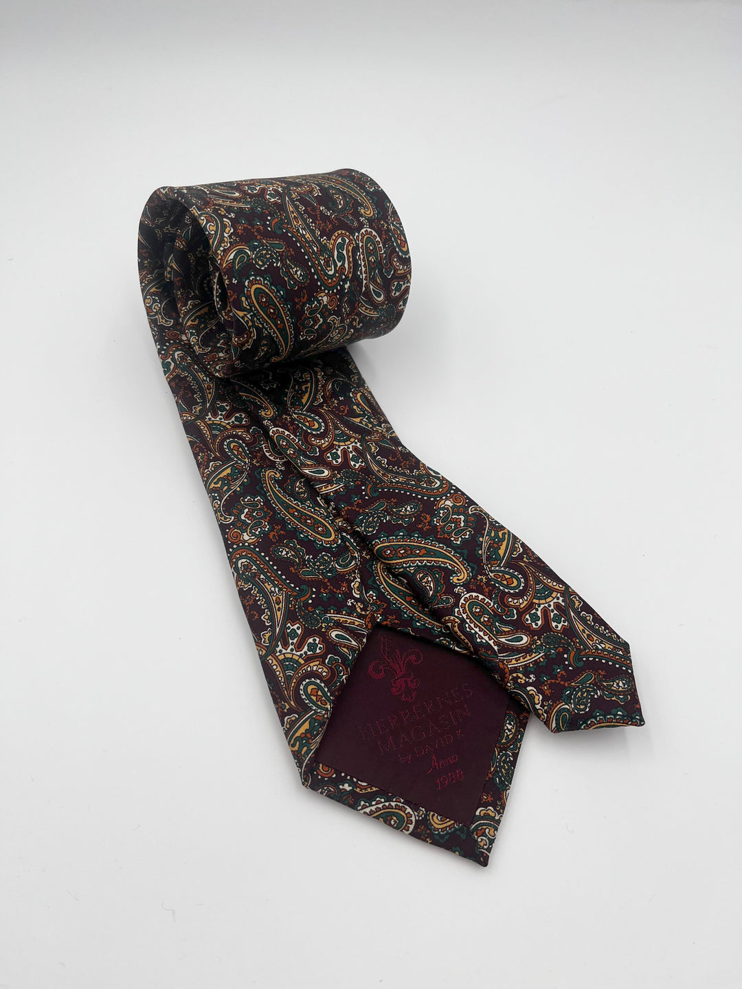 Brunt silkeslips med grøn og beige paisley, kontrastspidsen bagpå, by David K