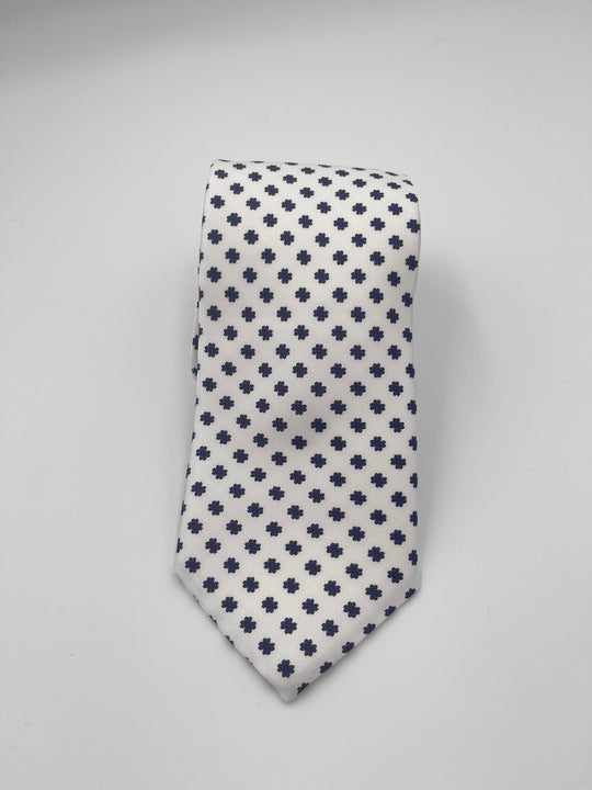 Hvidt silkeslips med mørkeblå kløvere, by David K