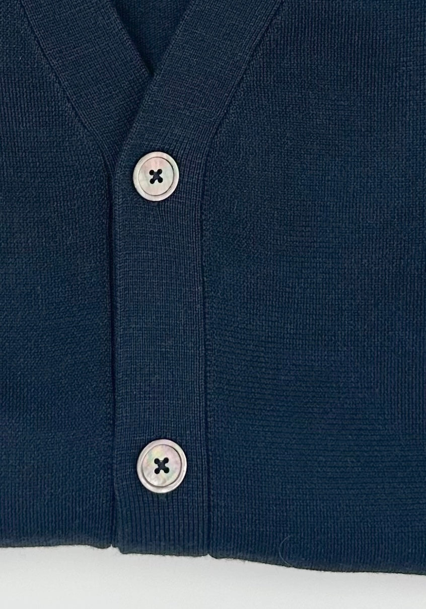 Navy slipover med perlermorsknapper