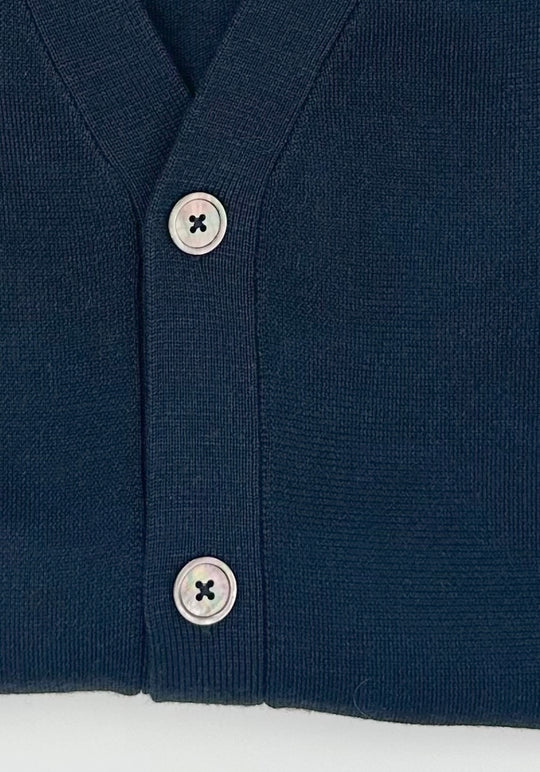 Navy slipover med perlermorsknapper