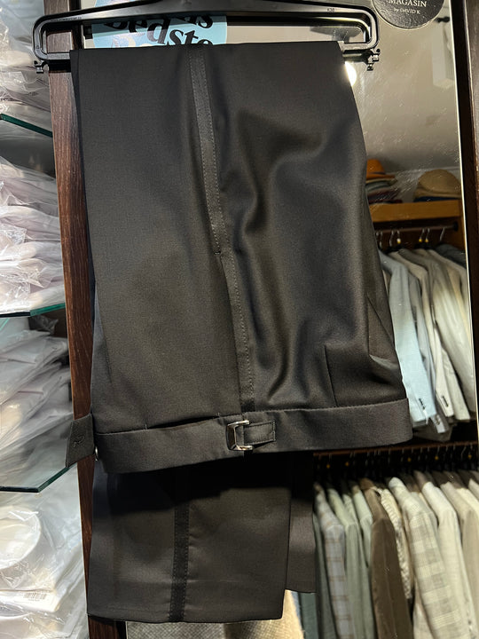 Sort smokingbuks i en bred pasform