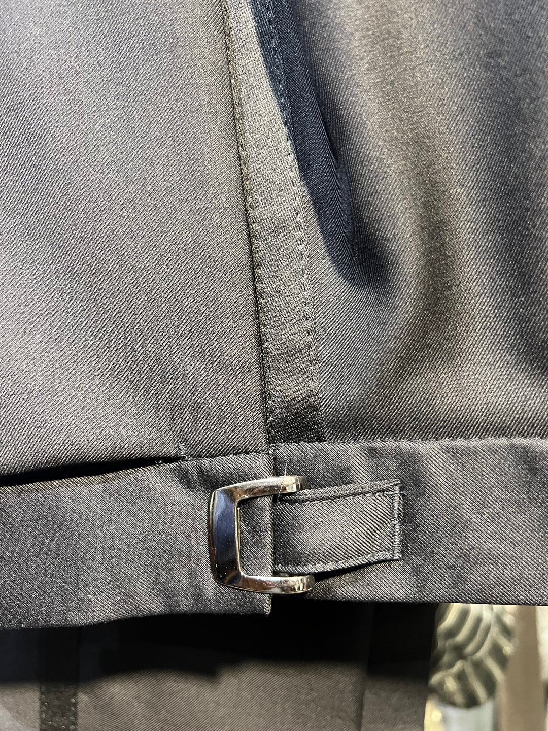 Sort smokingbuks i en bred pasform