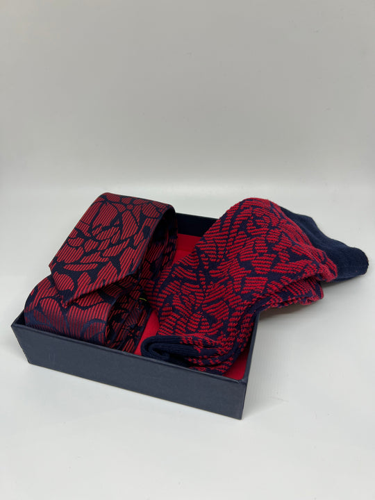 Gaveæske med rødt slips og matchende sokker