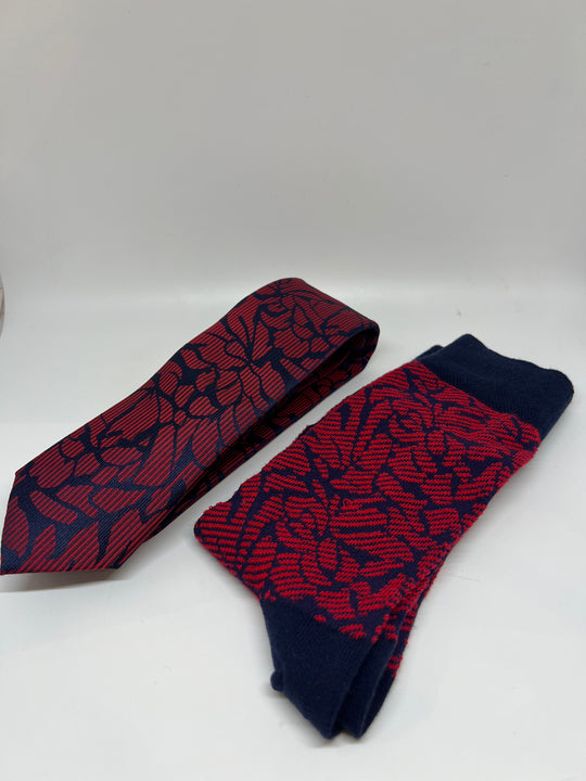 Gaveæske med rødt slips og matchende sokker