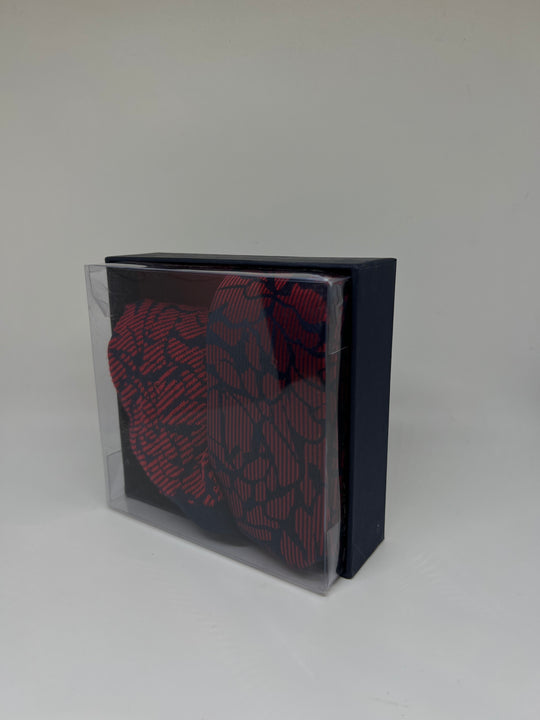 Gaveæske med rødt slips og matchende sokker