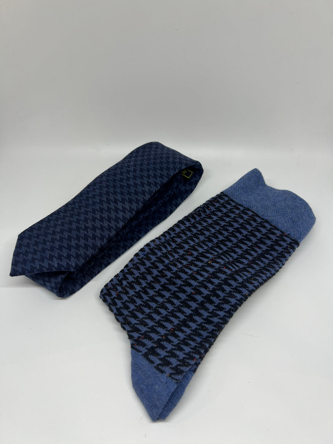 Gaveæske med blå slips og matchende sokker