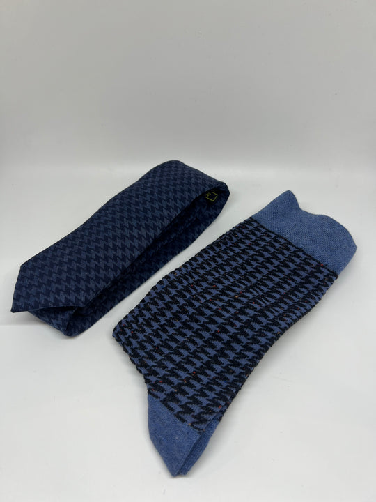 Gaveæske med blå slips og matchende sokker