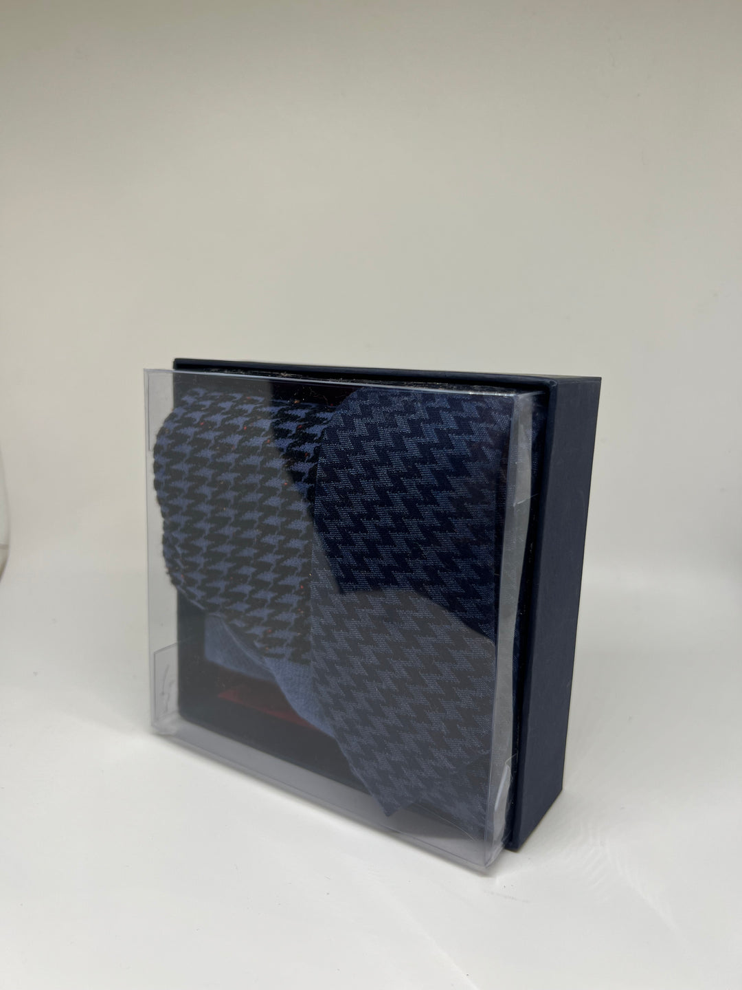 Gaveæske med blå slips og matchende sokker