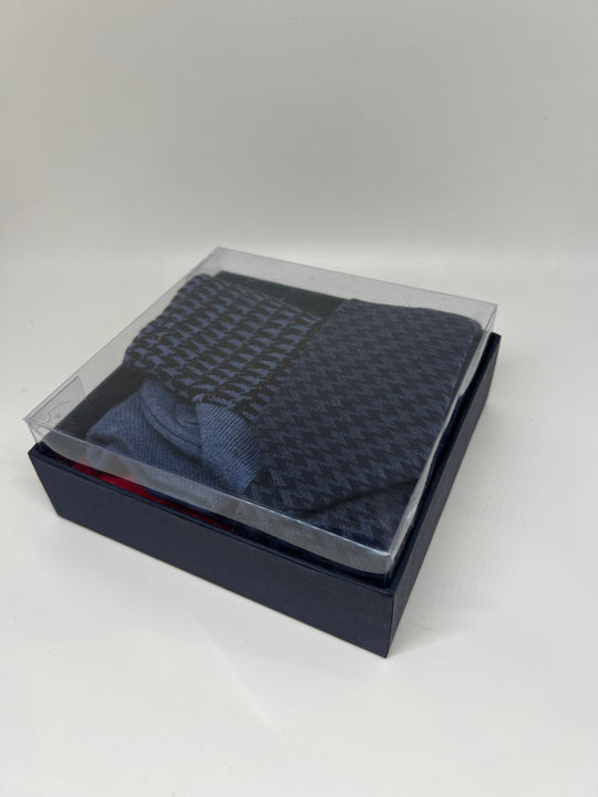 Gaveæske med blå slips og matchende sokker