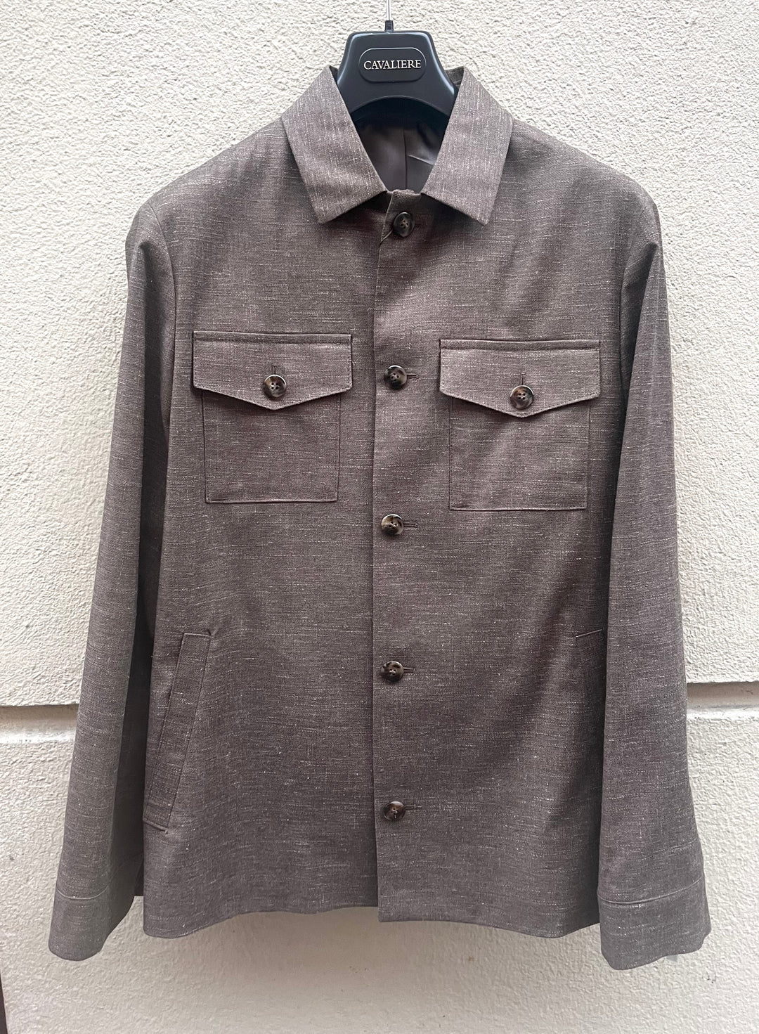 Brun overshirt herrejakkesæt med højtaljet buks og sidejustering