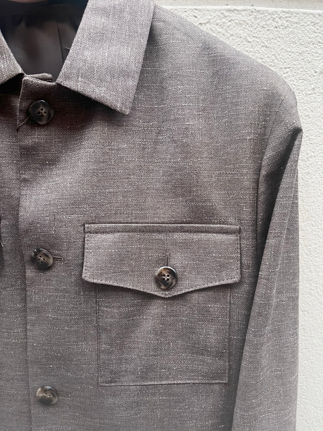 Brun overshirt herrejakkesæt med højtaljet buks og sidejustering