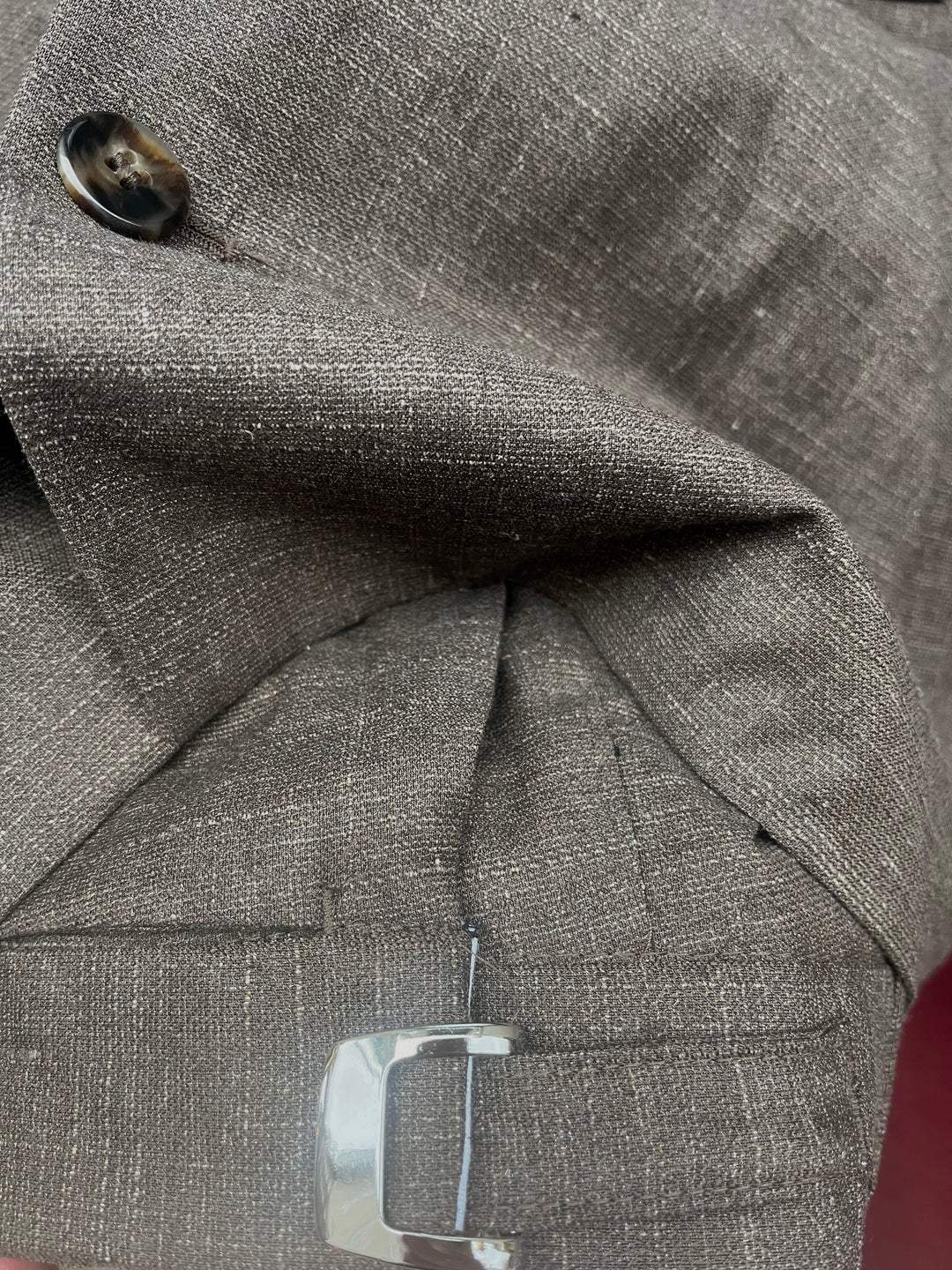 Brun overshirt herrejakkesæt med højtaljet buks og sidejustering