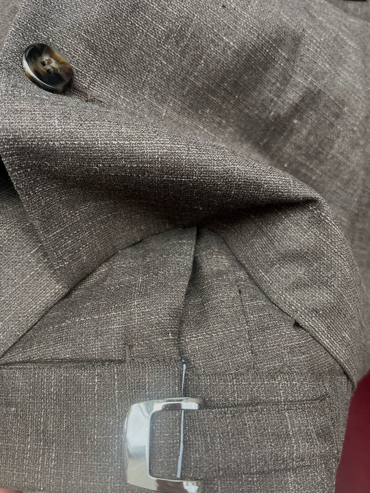 Brun overshirt herrejakkesæt med højtaljet buks og sidejustering